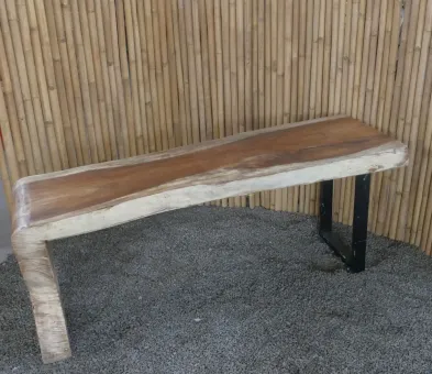 Einzigartiger Tisch aus einem Stück Suarholz, einschließlich des Teils der Wurzel als Fuß, ca. 195cm Länge, 75cm Breite und 75cm Höhe. 